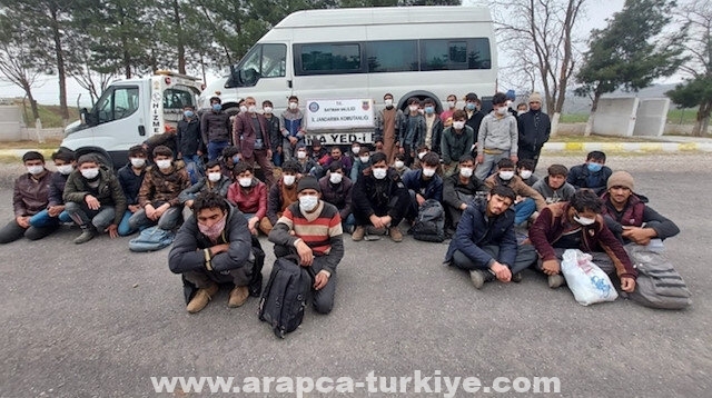 إنقاذ وضبط 102 مهاجرا غير نظامي غربي تركيا