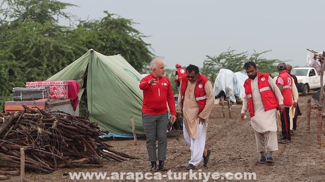 باكستان.. رئيس الهلال الأحمر التركي يتفقد توزيع المساعدات