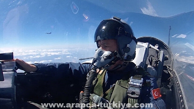 وزير الدفاع التركي يقود مقاتلة F16 في سماء بحر إيجة