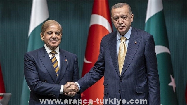 رئيس الوزراء الباكستاني يلتقي أردوغان في سمرقند