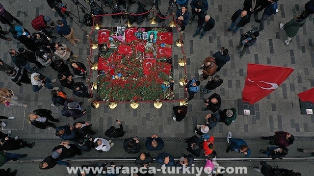تواصل وضع الزهور على موقع تفجير إسطنبول