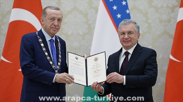 الرئيس الأوزبكي يقلد نظيره التركي وسام الإمام البخاري