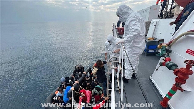 خفر السواحل التركي ينقذ ويضبط مئات المهاجرين