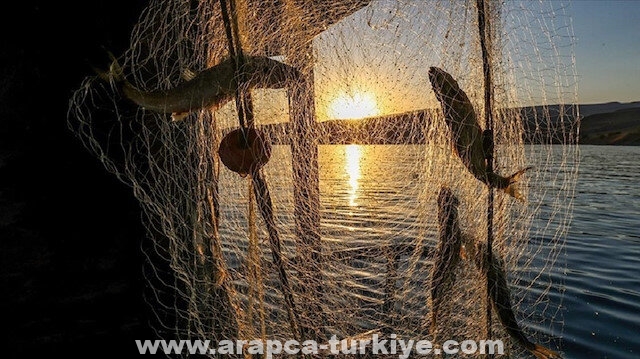"تيكا" التركية تسلم تونس معدات صيد بحري