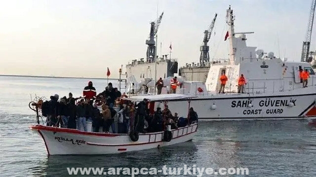 خفر السواحل التركي ينقذ عشرات المهاجرين غربي البلاد
