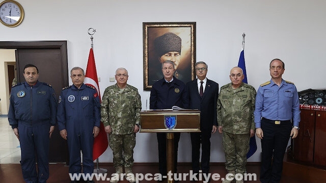 تركيا.. وزير الدفاع يتفقد قاعدة عسكرية في ديار بكر