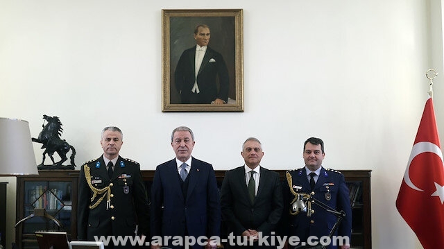 وزير الدفاع التركي يزور سفارة بلاده في لندن