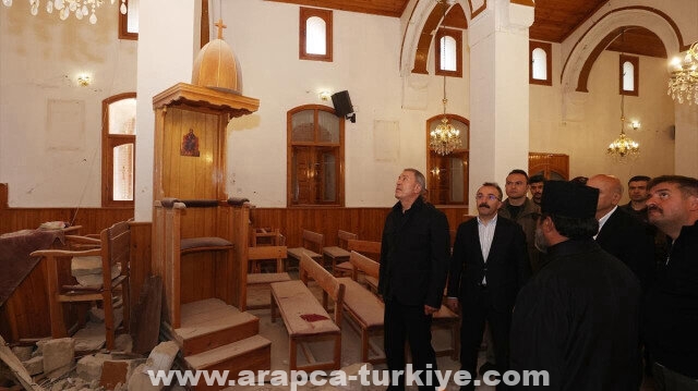 وزير الدفاع التركي يتفقد كنيسة منكوبة إثر الزلزال