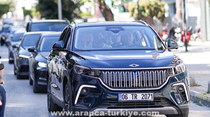 تشاووش أوغلو يتجول بسيارة توغ التركية في "ألانيا"