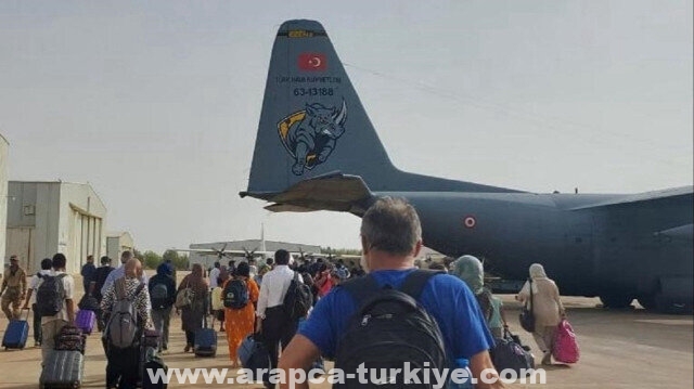 إسطنبول.. وصول طائرة عسكرية تقل 101 تركي من السودان