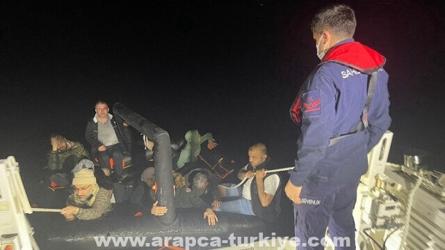 إنقاذ 79 مهاجرا قبالة سواحل إزمير التركية وتوقيف مهرب