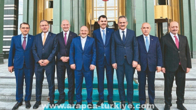 "فخورون بدعمنا لأردوغان".. صورة تذكارية لوزراء الحكومة التركية الحالية خلال اجتماعهم الأخير