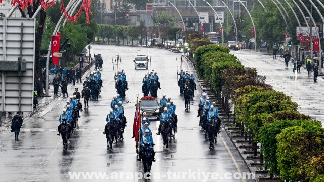 فرقة الخيالة تستقبل أردوغان في المجمع الرئاسي