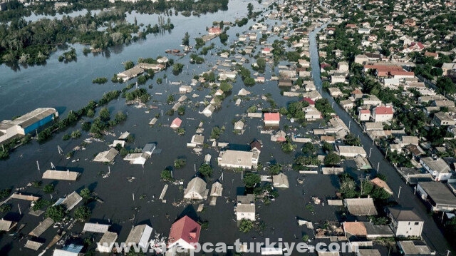 زيلينسكي يصل خيرسون لتفقد آثار الفيضانات الناجمة عن تفجير السد