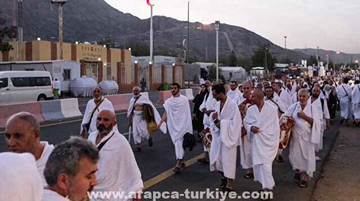 حجاج بيت الله الحرام يشرعون بالتوجه إلى صعيد عرفات