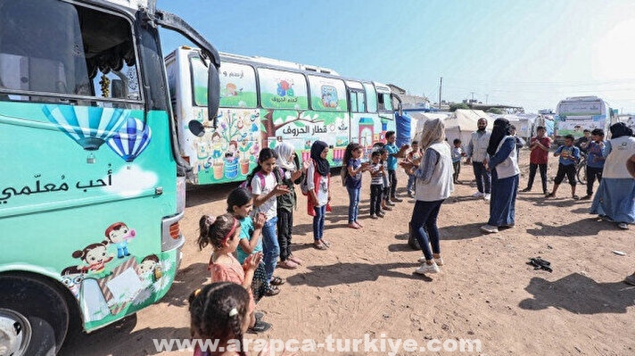 حافلات تنشر العلم والبسمة بين متضرري الزلزال شمال سوريا