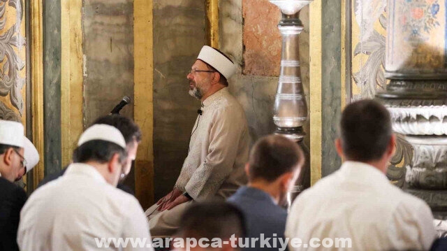 في الذكرى الثالثة.. رئيس الشؤون الدينية يؤم المصلين في "آيا صوفيا"