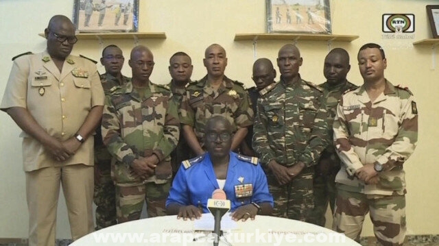 عسكريون في النيجر يعلنون الإطاحة برئيس البلاد