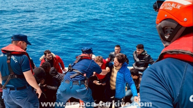 إنقاذ 15 مهاجرا غربي تركيا