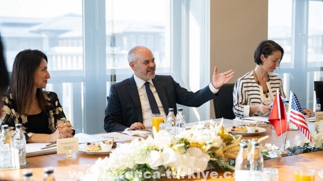 كبير مستشاري الرئيس أردوغان يلتقي نوابا أمريكيين
