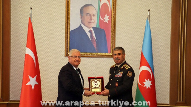 وزيرا دفاع تركيا وأذربيجان يبحثان قضايا الأمن والتعاون الإقليمي