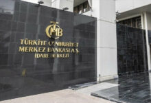 "المركزي" التركي يرفع معدل الفائدة إلى 30 بالمئة