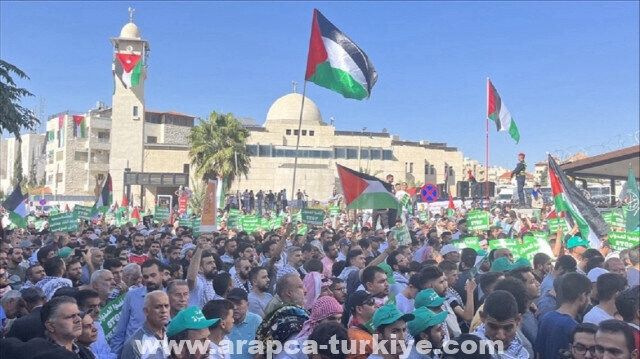 "أوقفوا محرقة غزة".. وقفة تضامن قرب سفارة واشنطن بالأردن