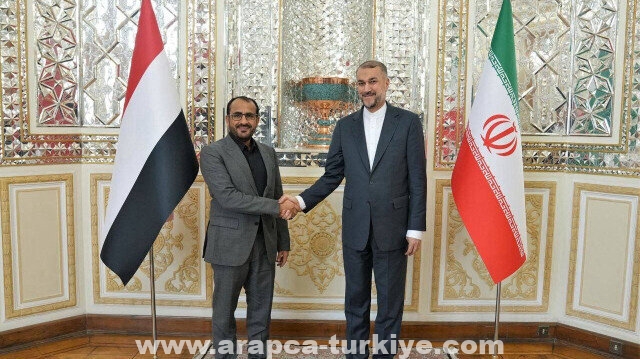 طهران.. وزير الخارجية الإيراني يلتقي متحدث "الحوثيين"