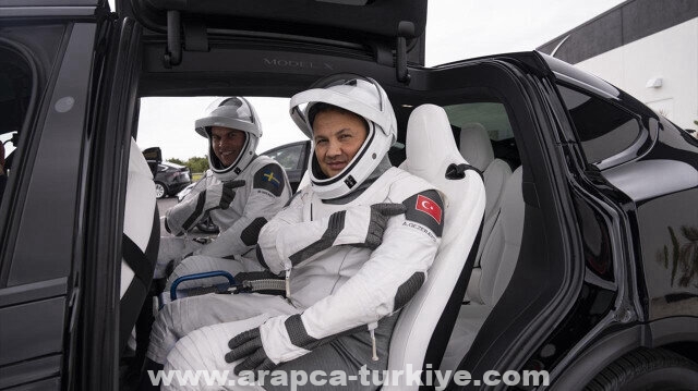 وزير الداخلية التركي يهنئ رائد الفضاء غزر أوجي