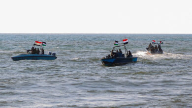 اليمن.. "الحوثي" تنفي استهداف سفينة مساعدات في خليج عدن