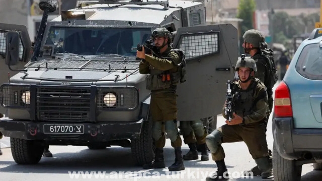 إصابة فلسطيني خلال اقتحام قوات الاحتلال الإسرائيلي بلدة وسط الضفة