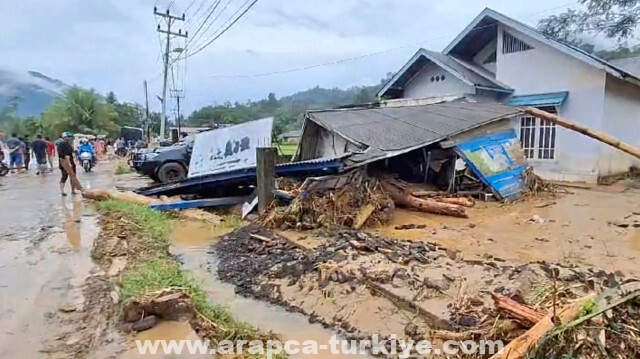 مصرع 21 شخصا في فيضانات وانهيارات أرضية بإندونيسيا