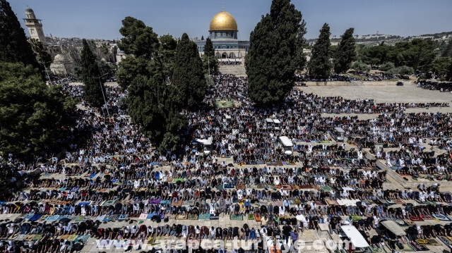 القدس.. 120 ألفا يؤدون صلاة الجمعة الأخيرة من رمضان بالأقصى