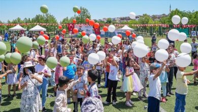 أطفال دياربكر التركية يطلقون بالونات بألوان علم فلسطين