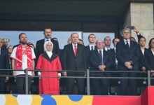 الرئيس أردوغان يحضر مباراة المنتخبين التركي والهولندي